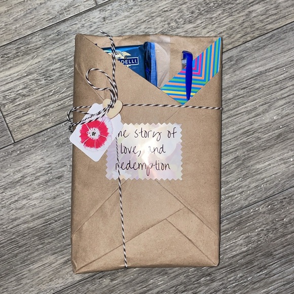 BLIND DATE WITH A BOOK - Picture 2 of 9